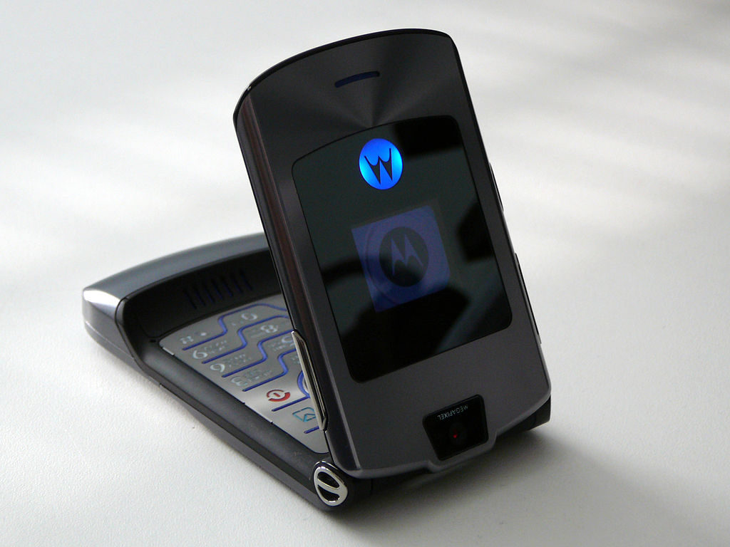 Phone - Motorola RAZR is a must come back old phones